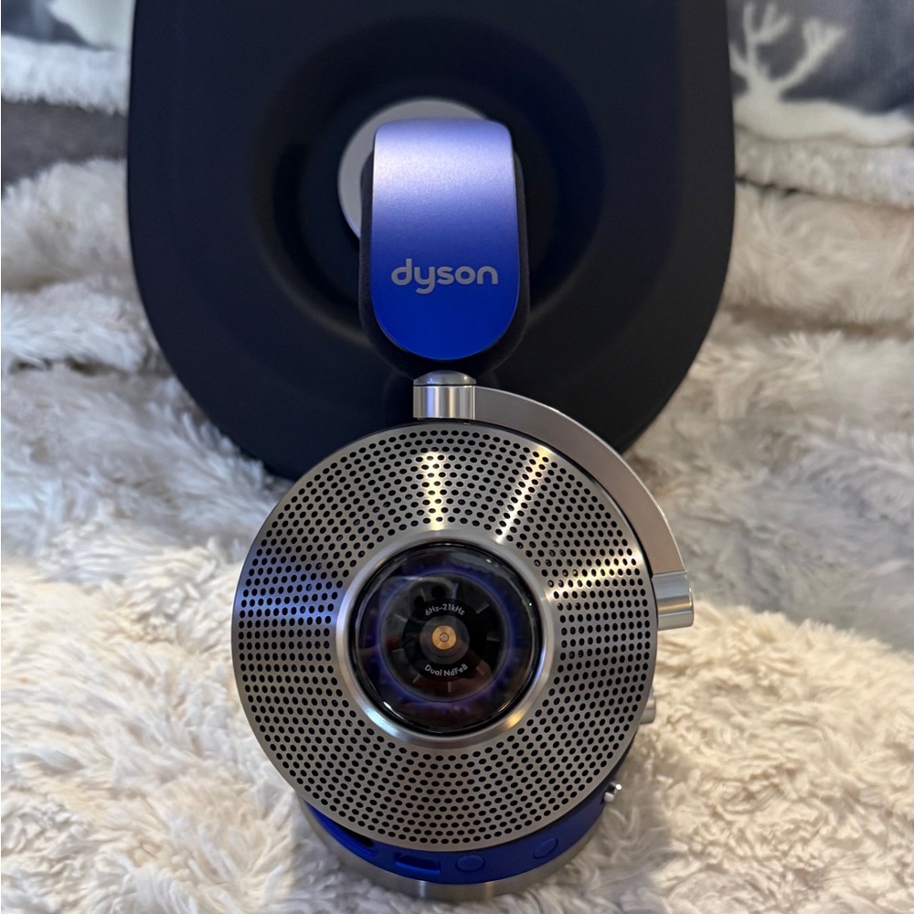 New Dyson Zone headphones with air purification with Quarter turn hard case - Picture 11 of 16
